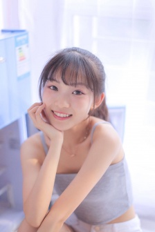 黎朔趴过来选玩具